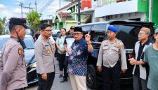 Polresta Manado menyalurkan bantuan kebutuhan pokok dan membuka layanan pemeriksaan kesehatan gratis bagi warga terdampak kebakaran di Kelurahan Sindulang Satu, Lingkungan I, Kecamatan Tuminting, Rabu (14/10/2026).