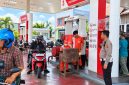 Personel Polri turun langsung melakukan pemantauan dan pengamanan untuk menjaga ketertiban pengisian bahan bakar minyak (BBM), Jumat (16/10/2026).