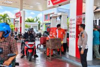 Personel Polri turun langsung melakukan pemantauan dan pengamanan untuk menjaga ketertiban pengisian bahan bakar minyak (BBM), Jumat (16/10/2026).