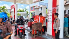 Personel Polri turun langsung melakukan pemantauan dan pengamanan untuk menjaga ketertiban pengisian bahan bakar minyak (BBM), Jumat (16/10/2026).