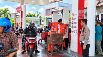 Personel Polri turun langsung melakukan pemantauan dan pengamanan untuk menjaga ketertiban pengisian bahan bakar minyak (BBM), Jumat (16/10/2026).