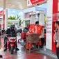 Personel Polri turun langsung melakukan pemantauan dan pengamanan untuk menjaga ketertiban pengisian bahan bakar minyak (BBM), Jumat (16/10/2026).