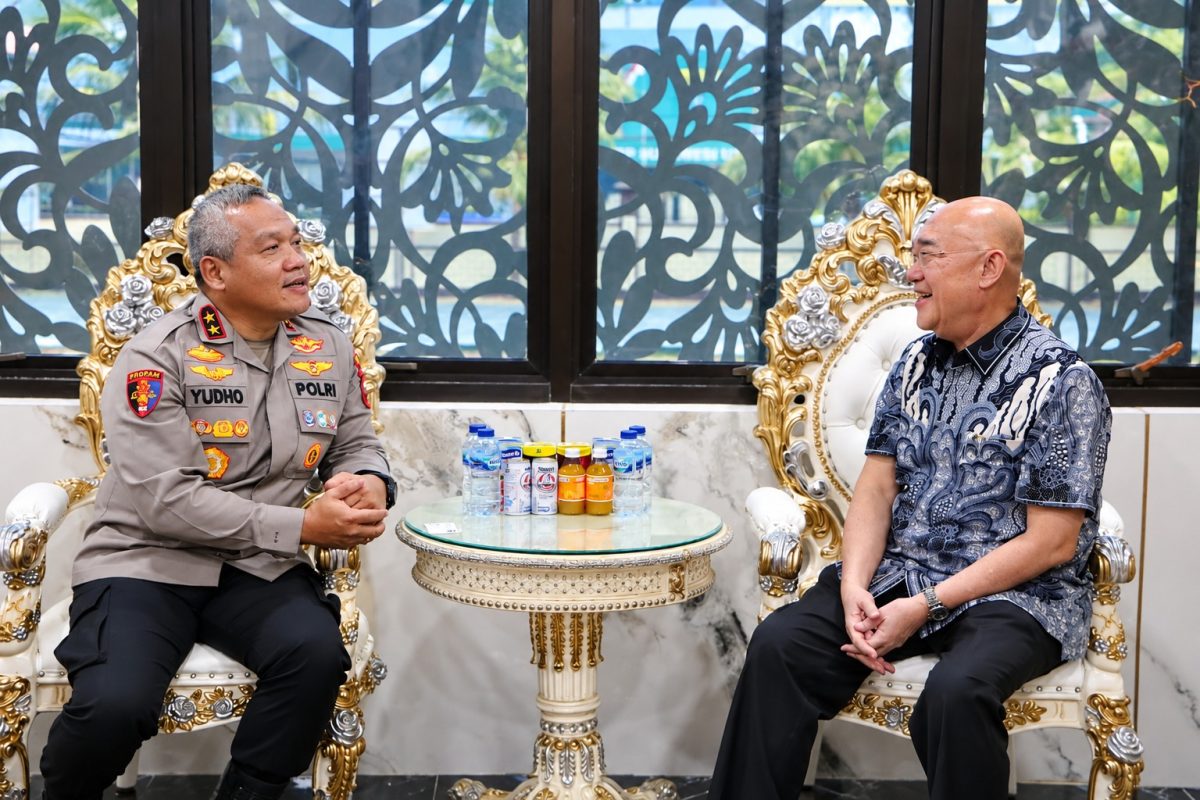 Kapolda Sulut Irjen Pol Yudo Hermanto bersama pimpinan PT Pertamina Patra Niaga Regional Sulawesi di ruang kerja Kapolda, Jumat (16/10/2026) malam.