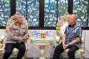 Kapolda Sulut Irjen Pol Yudo Hermanto bersama pimpinan PT Pertamina Patra Niaga Regional Sulawesi di ruang kerja Kapolda, Jumat (16/10/2026) malam.