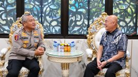 Kapolda Sulut Irjen Pol Yudo Hermanto bersama pimpinan PT Pertamina Patra Niaga Regional Sulawesi di ruang kerja Kapolda, Jumat (16/10/2026) malam.
