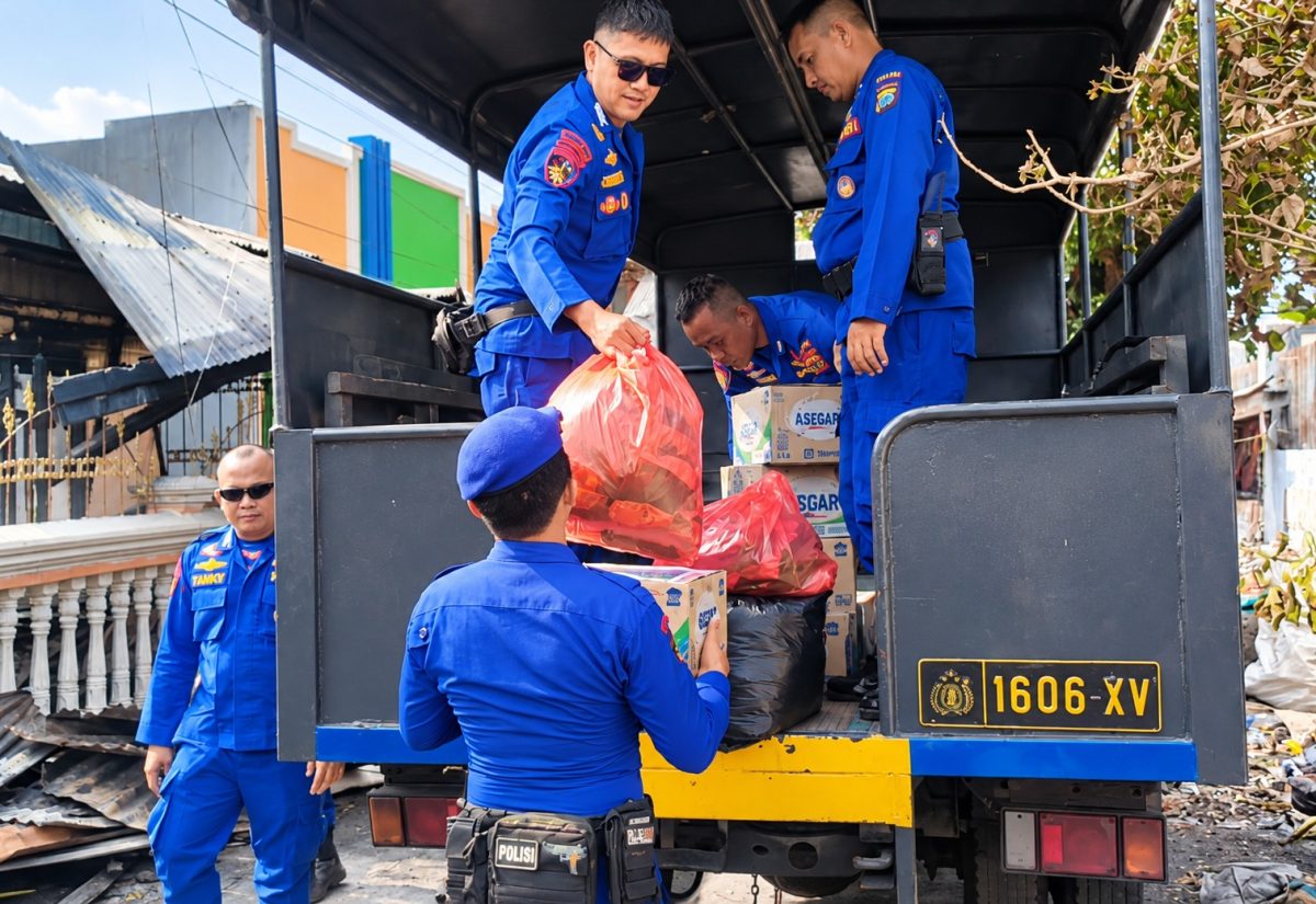 Direktorat Polisi Perairan dan Udara (Ditpolairud) Polda Sulawesi Utara turun langsung menemui warga sekaligus menyalurkan bantuan kemanusiaan, Sabtu (17/10/2026).