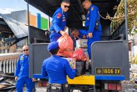 Direktorat Polisi Perairan dan Udara (Ditpolairud) Polda Sulawesi Utara turun langsung menemui warga sekaligus menyalurkan bantuan kemanusiaan, Sabtu (17/10/2026).