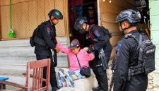 Personel Batalyon B Pelopor Satbrimob Polda Sulawesi Utara membantu mengevakuasi seorang lanjut usia (lansia) yang sedang sakit di tengah ketegangan konflik antarwarga Desa Tonom dan Ibolian, Kabupaten Bolaang Mongondow (Bolmong).