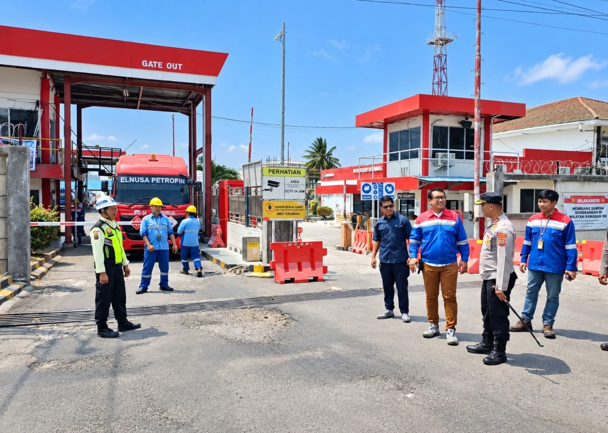 Petugas dan pihak pengelola memantau kendaraan tangki BBM di pintu keluar Terminal Integrated Bitung.