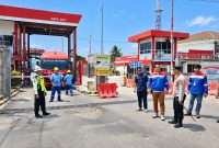 Petugas dan pihak pengelola memantau kendaraan tangki BBM di pintu keluar Terminal Integrated Bitung.