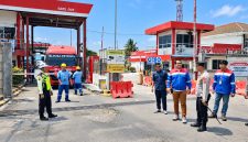 Petugas dan pihak pengelola memantau kendaraan tangki BBM di pintu keluar Terminal Integrated Bitung.