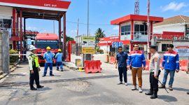 Petugas dan pihak pengelola memantau kendaraan tangki BBM di pintu keluar Terminal Integrated Bitung.