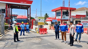 Petugas dan pihak pengelola memantau kendaraan tangki BBM di pintu keluar Terminal Integrated Bitung.