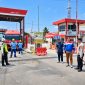 Petugas dan pihak pengelola memantau kendaraan tangki BBM di pintu keluar Terminal Integrated Bitung.