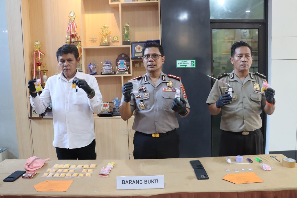 Polresta Manado mengungkap dua kasus dugaan peredaran narkotika jenis sabu dan obat keras jenis trihexyphenidyl. Dalam pengungkapan tersebut, polisi mengamankan dua tersangka berinisial M.S.M. (37) dan Z.M. alias I (26).