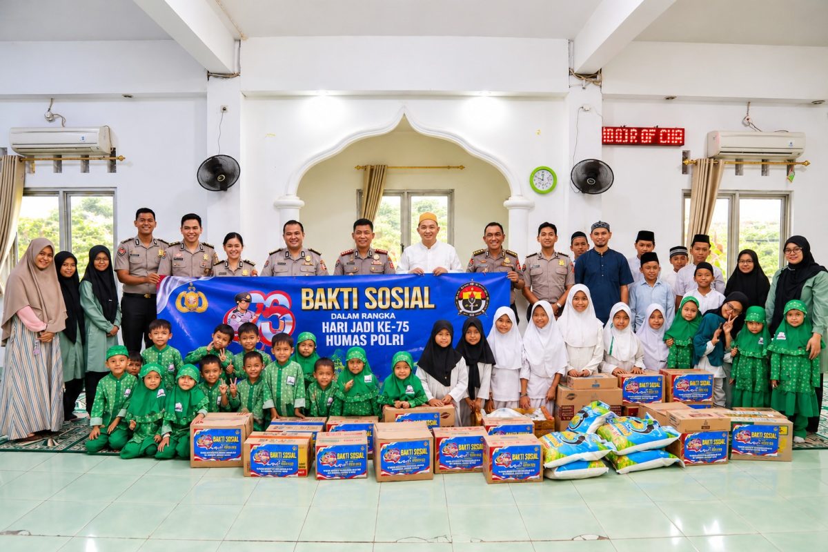 Divisi Humas Polri menyalurkan bantuan sosial ke empat panti sosial dan panti asuhan dalam rangka memperingati Hari Jadi ke-75 Humas Polri, Senin (19/10/2026).