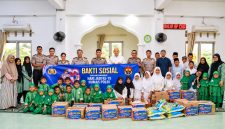 Divisi Humas Polri menyalurkan bantuan sosial ke empat panti sosial dan panti asuhan dalam rangka memperingati Hari Jadi ke-75 Humas Polri, Senin (19/10/2026).
