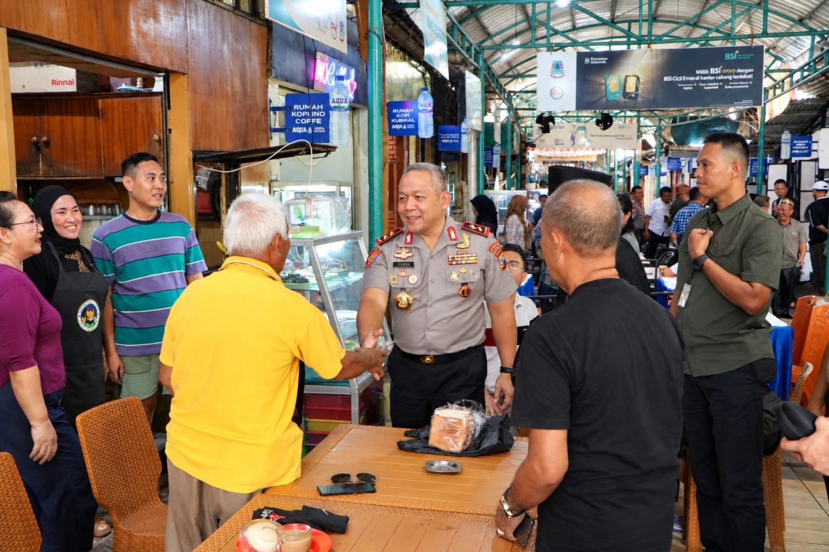 Kapolda Sulawesi Utara Irjen Pol. Yudho Hermanto, S.I.K., M.M., menyambangi Rumah Kopi Jalan Roda di Kelurahan Pinaesaan, Kecamatan Wenang, Kota Manado, Selasa (20/10/2026) pagi.