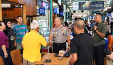 Kapolda Sulawesi Utara Irjen Pol. Yudho Hermanto, S.I.K., M.M., menyambangi Rumah Kopi Jalan Roda di Kelurahan Pinaesaan, Kecamatan Wenang, Kota Manado, Selasa (20/10/2026) pagi.