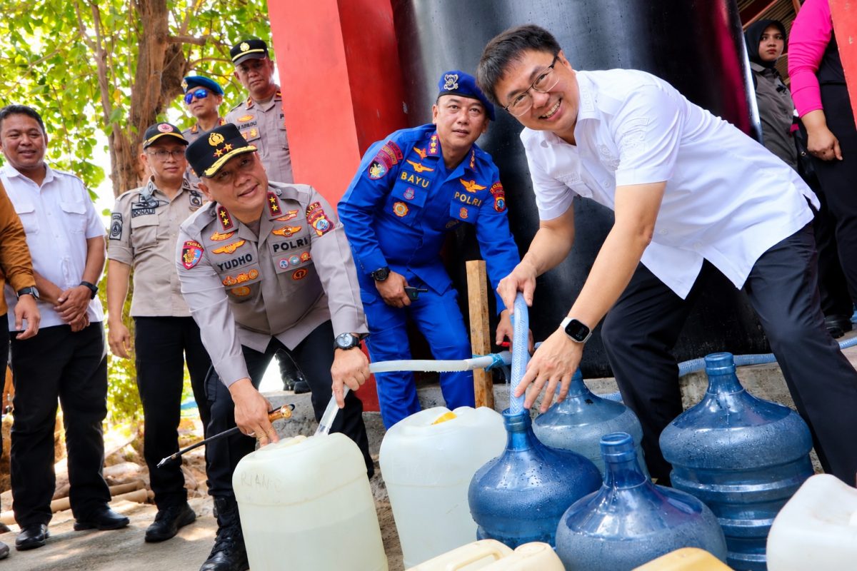Kapolda Sulawesi Utara Irjen Pol Yudo Hermanto, S.I.K., M.M., bersama Wali Kota Manado Andrei Angouw menyalurkan bantuan air bersih bagi masyarakat setempat, Rabu (21/10/2026).