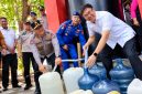 Kapolda Sulawesi Utara Irjen Pol Yudo Hermanto, S.I.K., M.M., bersama Wali Kota Manado Andrei Angouw menyalurkan bantuan air bersih bagi masyarakat setempat, Rabu (21/10/2026).