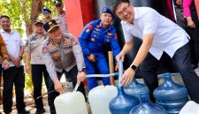 Kapolda Sulawesi Utara Irjen Pol Yudo Hermanto, S.I.K., M.M., bersama Wali Kota Manado Andrei Angouw menyalurkan bantuan air bersih bagi masyarakat setempat, Rabu (21/10/2026).