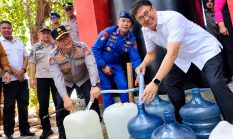 Tiga Bulan Tanpa Hujan, Kapolda Sulut dan Wali Kota Manado Bantu Pasokan Air Bersih untuk Warga Siladen dan Manado Tua