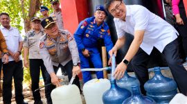 Kapolda Sulawesi Utara Irjen Pol Yudo Hermanto, S.I.K., M.M., bersama Wali Kota Manado Andrei Angouw menyalurkan bantuan air bersih bagi masyarakat setempat, Rabu (21/10/2026).