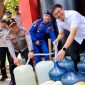 Kapolda Sulawesi Utara Irjen Pol Yudo Hermanto, S.I.K., M.M., bersama Wali Kota Manado Andrei Angouw menyalurkan bantuan air bersih bagi masyarakat setempat, Rabu (21/10/2026).