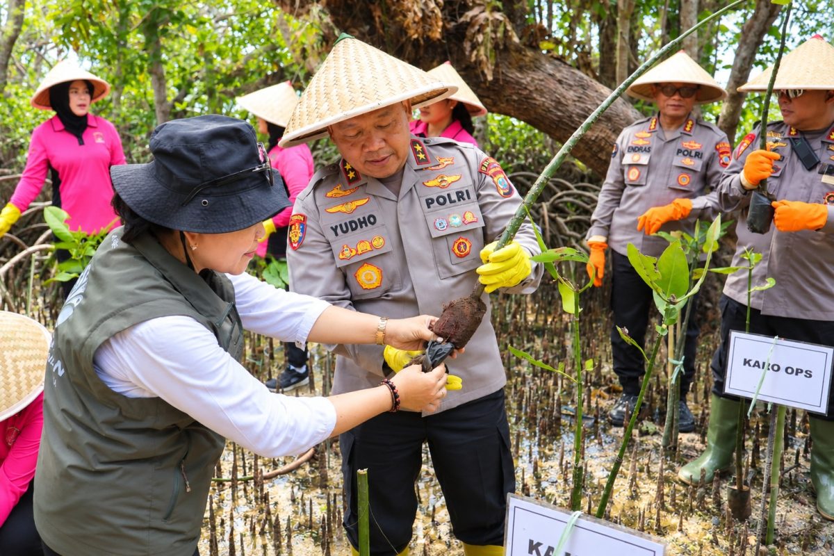 Kapolda Sulut Irjen Pol Yudo Hermanto, S.I.K., M.M., bersama Ketua Bhayangkari Daerah Sulut Ny. Shinta Yudo menanam  pohon mangrove di kawasan Bunaken, Rabu (21/10/2026).