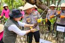 Kapolda Sulut Irjen Pol Yudo Hermanto, S.I.K., M.M., bersama Ketua Bhayangkari Daerah Sulut Ny. Shinta Yudo menanam  pohon mangrove di kawasan Bunaken, Rabu (21/10/2026).