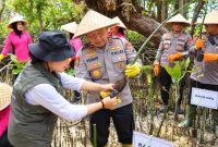 Kapolda Sulut Irjen Pol Yudo Hermanto, S.I.K., M.M., bersama Ketua Bhayangkari Daerah Sulut Ny. Shinta Yudo menanam  pohon mangrove di kawasan Bunaken, Rabu (21/10/2026).