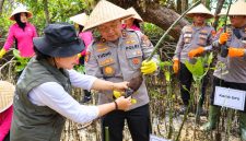 Kapolda Sulut Irjen Pol Yudo Hermanto, S.I.K., M.M., bersama Ketua Bhayangkari Daerah Sulut Ny. Shinta Yudo menanam  pohon mangrove di kawasan Bunaken, Rabu (21/10/2026).