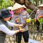 Kapolda Sulut Irjen Pol Yudo Hermanto, S.I.K., M.M., bersama Ketua Bhayangkari Daerah Sulut Ny. Shinta Yudo menanam  pohon mangrove di kawasan Bunaken, Rabu (21/10/2026).