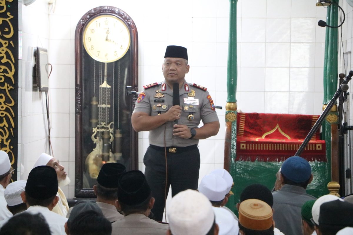 Kapolda Sulawesi Utara Irjen Pol Yudo Hermanto saat melaksanakan Program Jumat Keliling di Masjid Al Mahsyur Istiqlal, Kampung Arab, Kota Manado, Jumat (23/10/2026).