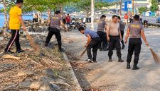 Polres Kepulauan Sangihe melalui program Polisi Peduli Lingkungan di Pelabuhan Tua Tahuna, Kelurahan Sawang Bendar, Kecamatan Tahuna, Jumat (23/10/2026) pagi.
