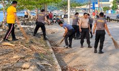 Polres Sangihe Bersihkan Pelabuhan Tua Tahuna