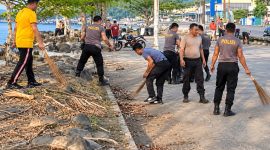 Polres Kepulauan Sangihe melalui program Polisi Peduli Lingkungan di Pelabuhan Tua Tahuna, Kelurahan Sawang Bendar, Kecamatan Tahuna, Jumat (23/10/2026) pagi.