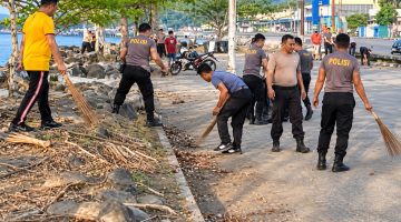Polres Kepulauan Sangihe melalui program Polisi Peduli Lingkungan di Pelabuhan Tua Tahuna, Kelurahan Sawang Bendar, Kecamatan Tahuna, Jumat (23/10/2026) pagi.