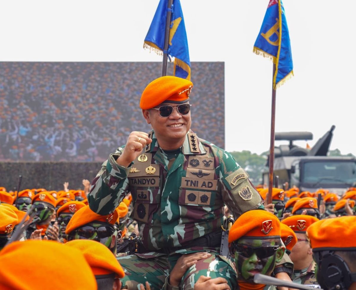 Kepala Staf Angkatan Darat (Kasad) Jenderal TNI Tandyo Budi R. sebagai Warga Kehormatan Korps Pasukan Gerak Cepat (Korpasgat) TNI Angkatan Udara.