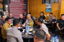 Kapolda berdialog dengan warga dan komunitas setempat, termasuk membahas situasi keamanan dan ketertiban masyarakat (kamtibmas).