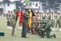 Empat satuan TNI Angkatan Darat menerima Tanda Kehormatan Samkaryanugraha dari negara atas jasa dan prestasi luar biasa dalam pelaksanaan tugas.Penganugerahan dipimpin Kepala Staf Angkatan Darat (Kasad) Jenderal TNI Tandyo Budi R. di Lapangan Upacara Mabesad, Jakarta, Rabu (28/10/2026). (foto Dispenad)