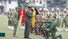 Empat satuan TNI Angkatan Darat menerima Tanda Kehormatan Samkaryanugraha dari negara atas jasa dan prestasi luar biasa dalam pelaksanaan tugas.Penganugerahan dipimpin Kepala Staf Angkatan Darat (Kasad) Jenderal TNI Tandyo Budi R. di Lapangan Upacara Mabesad, Jakarta, Rabu (28/10/2026). (foto Dispenad)