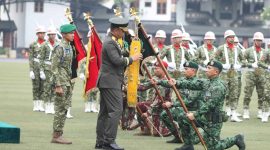 Empat satuan TNI Angkatan Darat menerima Tanda Kehormatan Samkaryanugraha dari negara atas jasa dan prestasi luar biasa dalam pelaksanaan tugas.Penganugerahan dipimpin Kepala Staf Angkatan Darat (Kasad) Jenderal TNI Tandyo Budi R. di Lapangan Upacara Mabesad, Jakarta, Rabu (28/10/2026). (foto Dispenad)