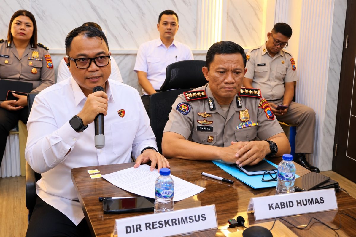 Konferensi pers di Mapolda Sulut, Rabu (27/10/2026), yang dipimpin Kabid Humas Polda Sulut Kombes Pol Endrastiawan Setyowibowo bersama Dirreskrimsus Kombes Pol FX Winardi Prabowo.
