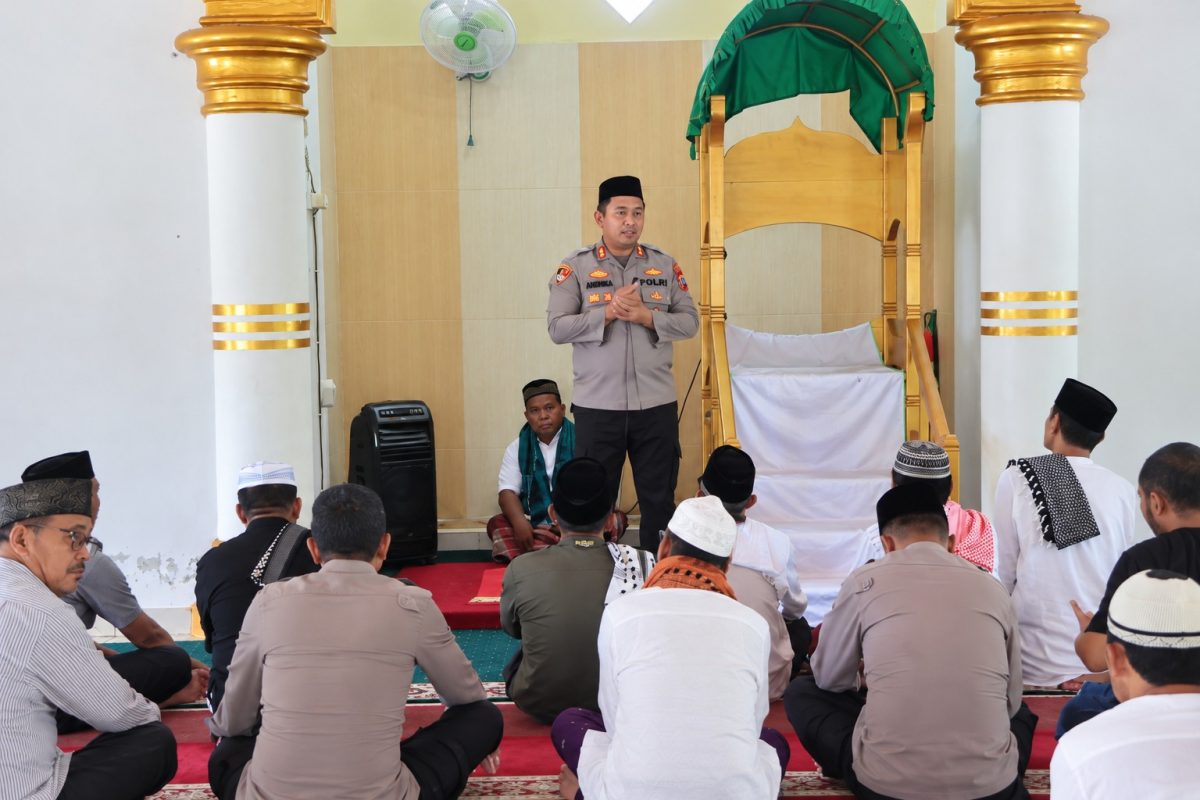 Kapolres Bolaang Mongondow Utara (Bolmut) AKBP Andhika Fitransyah saat melaksanakan kegiatan Jumat Keliling di Masjid Al-Munawar, Desa Boroko, Kecamatan Kaidipang.