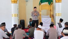 Kapolres Bolaang Mongondow Utara (Bolmut) AKBP Andhika Fitransyah saat melaksanakan kegiatan Jumat Keliling di Masjid Al-Munawar, Desa Boroko, Kecamatan Kaidipang.