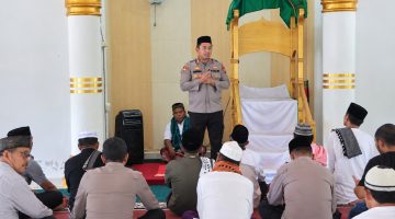 Kapolres Bolaang Mongondow Utara (Bolmut) AKBP Andhika Fitransyah saat melaksanakan kegiatan Jumat Keliling di Masjid Al-Munawar, Desa Boroko, Kecamatan Kaidipang.