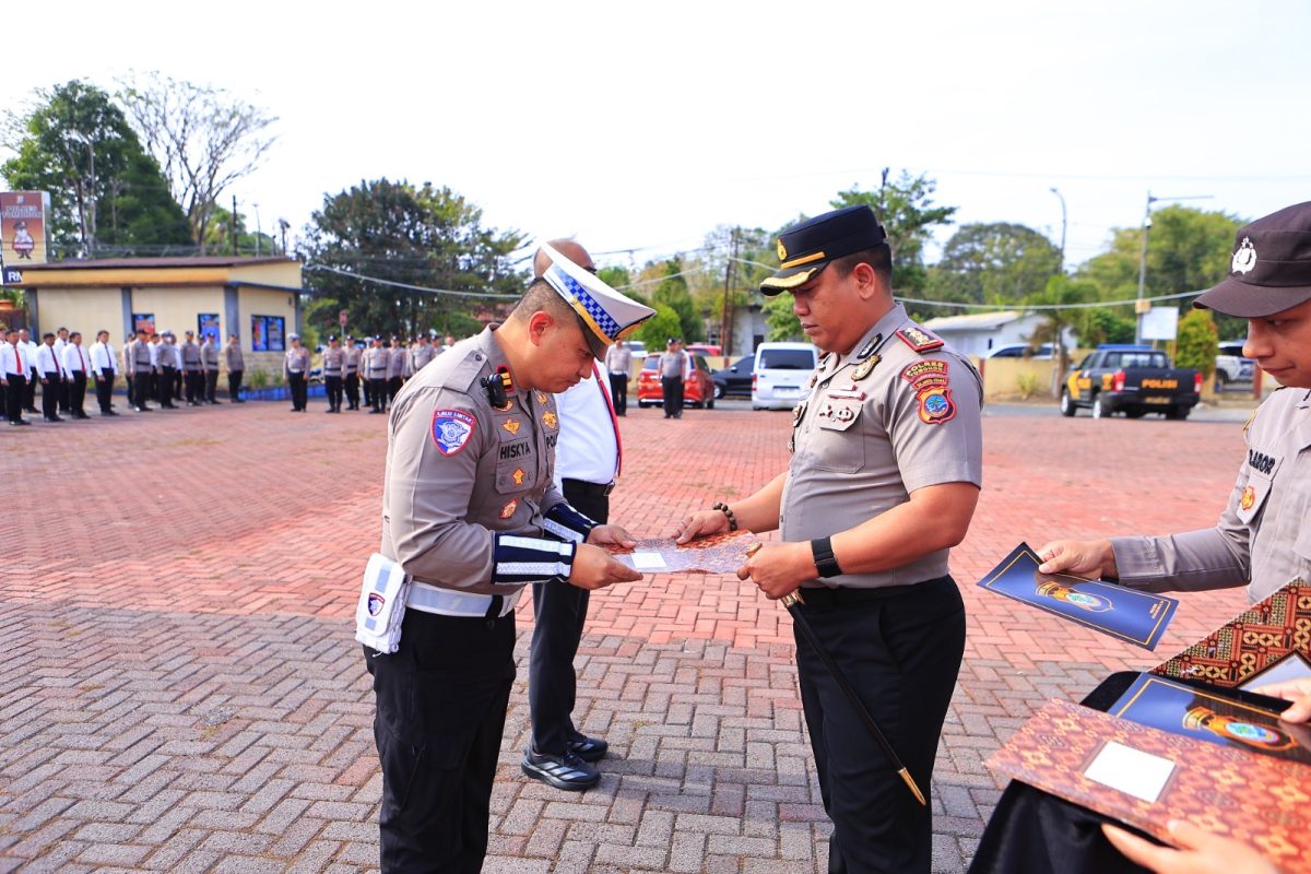 Polres Tomohon memberikan penghargaan kepada personel yang dinilai berhasil dalam pengawasan penyaluran BBM bersubsidi dan pengungkapan kasus pencurian kendaraan bermotor.