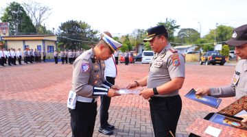 Polres Tomohon memberikan penghargaan kepada personel yang dinilai berhasil dalam pengawasan penyaluran BBM bersubsidi dan pengungkapan kasus pencurian kendaraan bermotor.